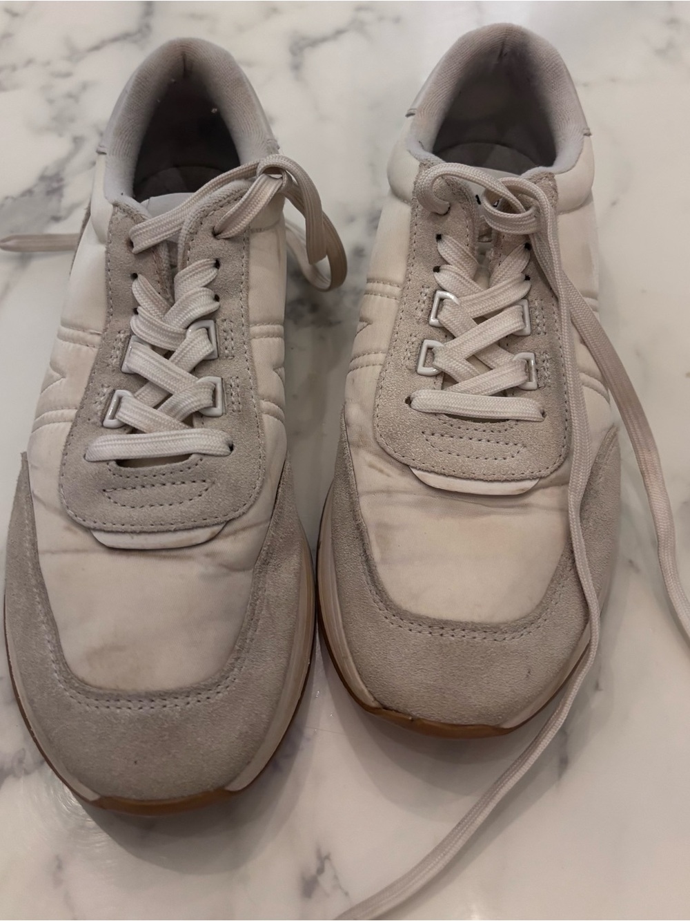 Womens Lacoste sneakers Tennis shoes
Off white sneakers size 8